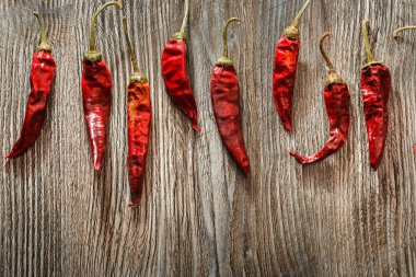 - Meksika yemeği. Ahşap arka planda kurutulmuş kırmızı kırmızı kırmızı biber. Baharatlı