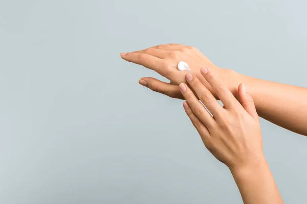 Friska händer och naglar. säsongsbetonat hudskydd. kvinna applicera fuktighetskräm på händerna — Stockfoto