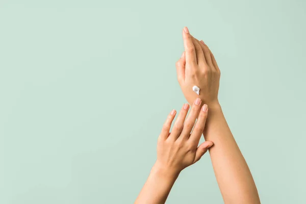 Primer plano de manos tiernas de una mujer joven con crema hidratante. protección de la piel primavera — Foto de Stock