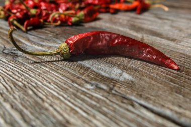 Eski ahşap masada kurutulmuş kırmızı kırmızı kırmızı biber.