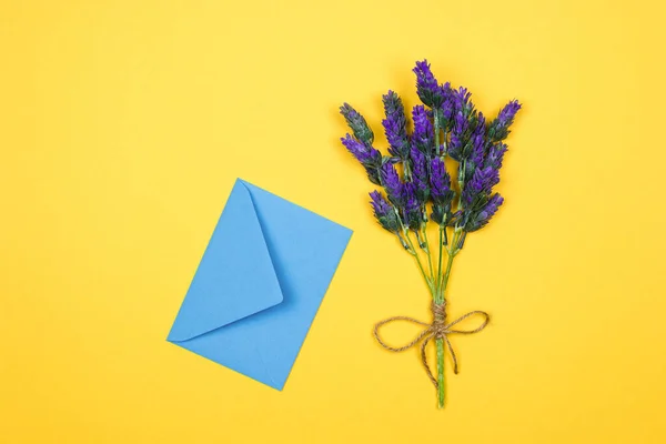 Tarjeta de día de las mujeres. rama de lavanda y sobre azul sobre fondo amarillo — Foto de Stock