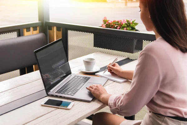 Szép csípő nő használ laptop kávézóban — Stock Fotó