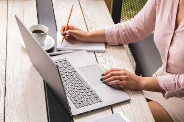 kafede dizüstü kullanan güzel hipster kadın