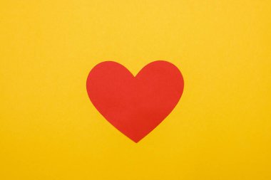Sarı arka planda kırmızı işlemeli kalp. Kan Günü