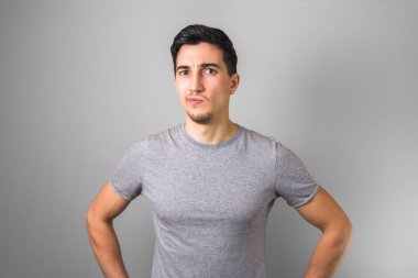 Gri tişörtlü yakışıklı adamın kameraya doğrudan baktığı şüphesi var.