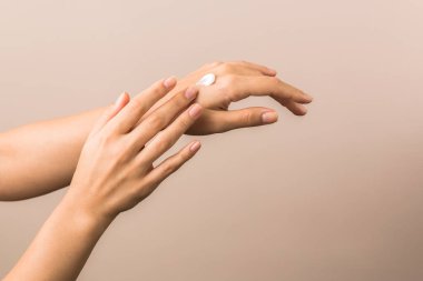 Cilt bakımı ve koruma. Üzerinde nemlendirici olan genç bir kadının güzel elleri.