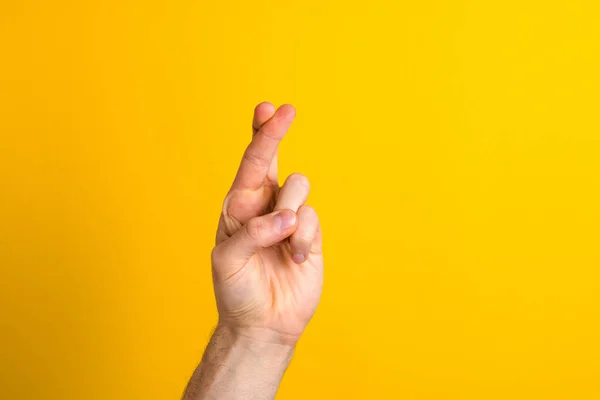Сподіваючись Краще Крупним Планом Рука Пальцями Схрещеними Жовтому Тлі Пробілом — стокове фото