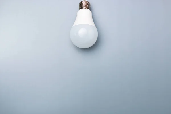 Біла Світлодіодна Лампочка Сірому Фоні Копіювальним Простором Реклами Концепція Бізнес — стокове фото