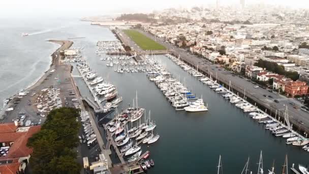 Zaparkované Jachty Zátoce Při Západu Slunce Podél Městské Silnice Oceánu — Stock video