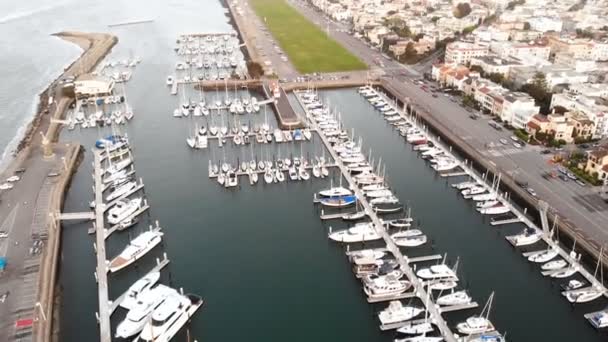 Припаркованные Яхты Бухте Закате Вдоль Городской Дороги Океана Воздушная Видеосъемка — стоковое видео