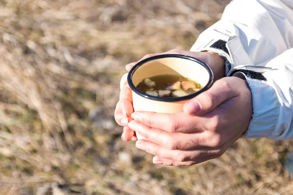 Fechar Mãos Uma Mulher Caminhante Realização Caneca Metal Com Chá — Fotografia de Stock