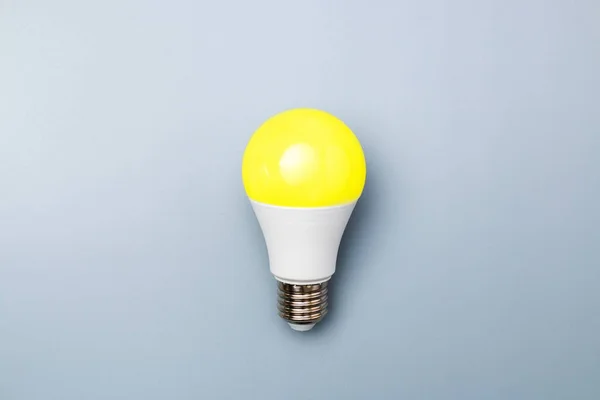Увімкнено Світлодіодну Лампочку Жовтим Світлом Сірому Фоні Копіювальним Простором Реклами — стокове фото