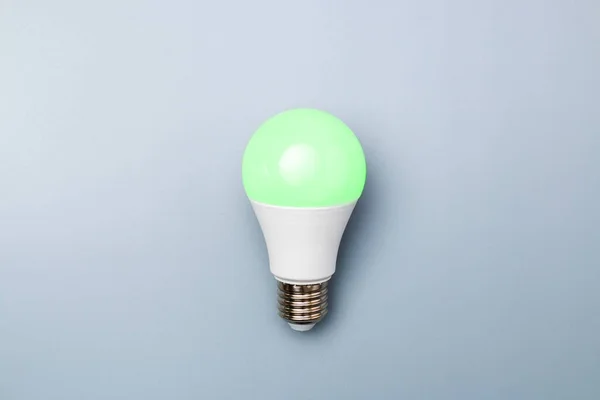 Увімкнено Світлодіодну Лампочку Зеленим Світлом Сірому Фоні Копіювальним Простором Реклами — стокове фото