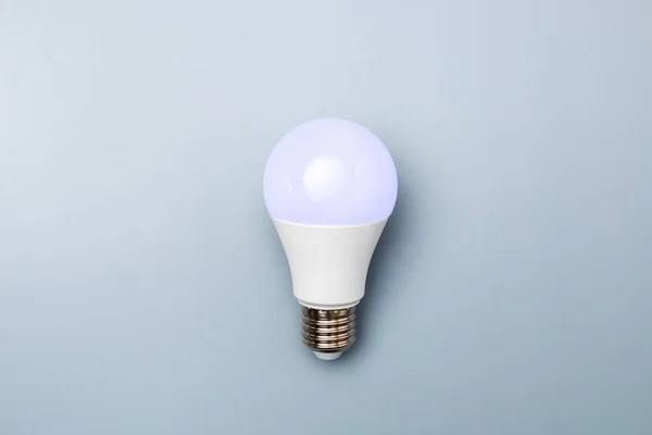 Світлодіодна Лампочка Фіолетовим Світлом Сірому Фоні Копіювальним Простором Концепція Енергоефективності — стокове фото