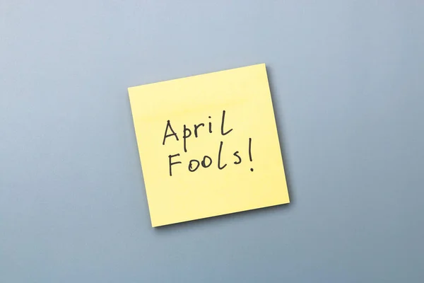 黄色の付箋に4月の愚か者の日のリマインダー 気をつけてだまされないように — ストック写真