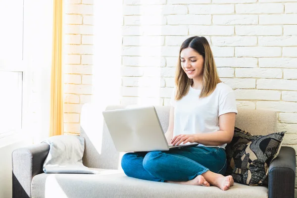 Trabalhar Casa Jovem Mulher Bonita Trabalhando Laptop Sofá Casa Enquanto — Fotografia de Stock