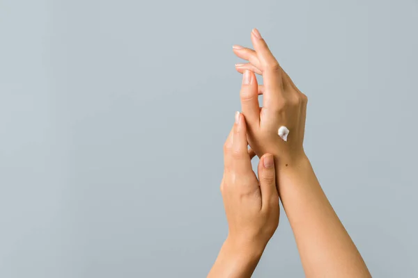 Kadın Ellerinin Kremi Sürdüğü Yakın Plan Görüntüler Güzellik Vuruşu — Stok fotoğraf