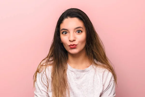Ritratto di allegra giovane donna bruna con grandi occhi fare faccia divertente contro sfondo rosa — Foto Stock
