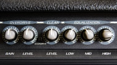 Bir gitar ve bas amplifikatör