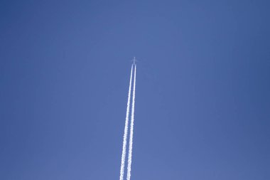 Gökyüzünde bir uçak