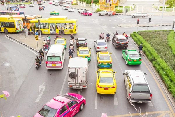Бангкок, Таїланд - 5 червня 2016: Різні транспортні засоби очікує на червоне світло на перемогу пам'ятники. — стокове фото