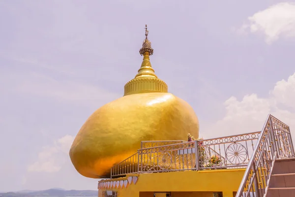 De replica van Phra dat In-Kwaen (opknoping Golden Rock) op Koh ( — Stockfoto