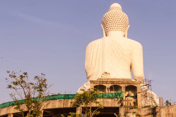 Vue arrière de la statue de grand Bouddha de Phuket pendant la construction de la zone environnante — Photo