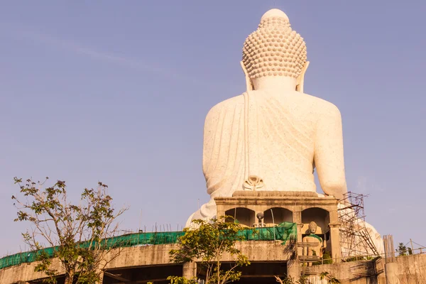 İnşaat alanında çevreleyen arkadan görünüşü Phuket Big Buddha Statue — Stok fotoğraf