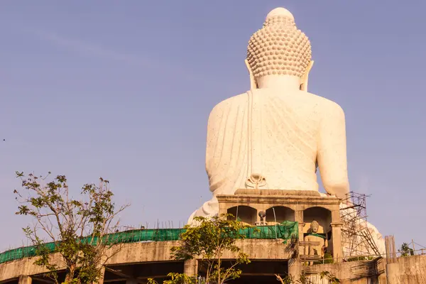 Vista trasera de la estatua de Phuket Big Buddha mientras se construye el área circundante —  Fotos de Stock