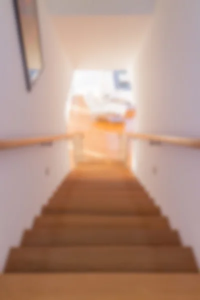 Flou abstrait bel escalier en bois menant à l'étage inférieur — Photo