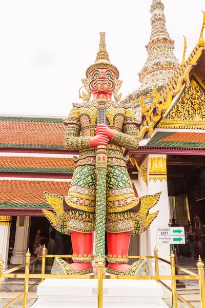 Estátua gigante no templo de Buda esmeralda, Bangkok, Tailândia . — Fotografia de Stock