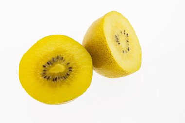 Kivi dilimler halinde yarısı beyaz arka plan üzerinde