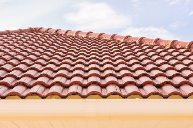 Çatı kiremitleri ve mavi gökyüzü karşı yağmur oluk yatay görünüm