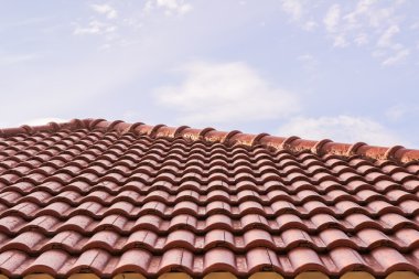 Mavi gökyüzü karşı yatay görünüm çatı kiremitleri