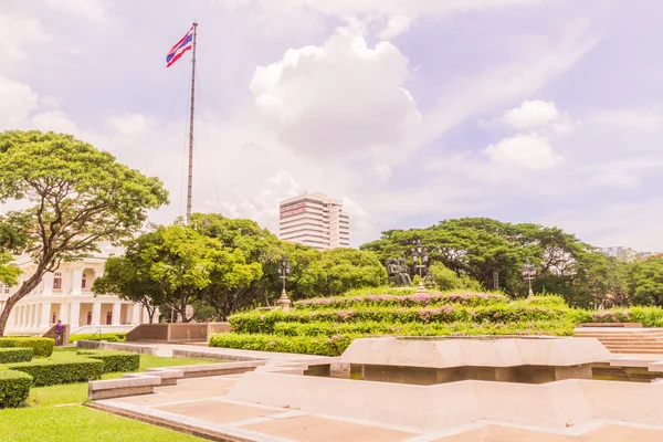 Bangkok, Thaïlande - 5 juin 2016 : Statue du Roi Chulalongkorn et du Roi Vajiravudth (Rama V et VI) devant l'Université avec fond de Faculté de génie — Photo