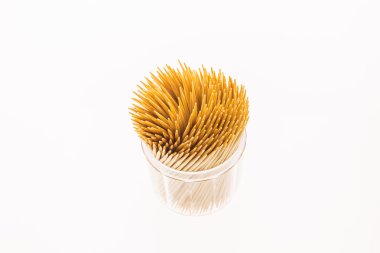 Bambu kürdan üzerinde beyaz izole