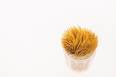 Bambu kürdan üzerinde beyaz izole