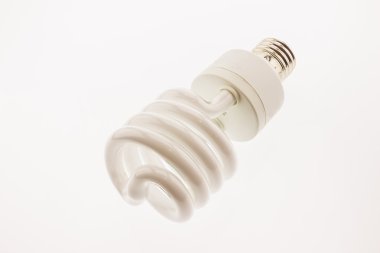 Hasarlı ampul beyaz arka plan üzerinde izole