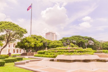 Bangkok, Tayland - 5 Haziran 2016: Kral Chulalongkorn ve ön kısmında Üniversitesi Mühendislik Fakültesi arka plan ile Kral Vajiravudth (Rama V ve VI) heykeli