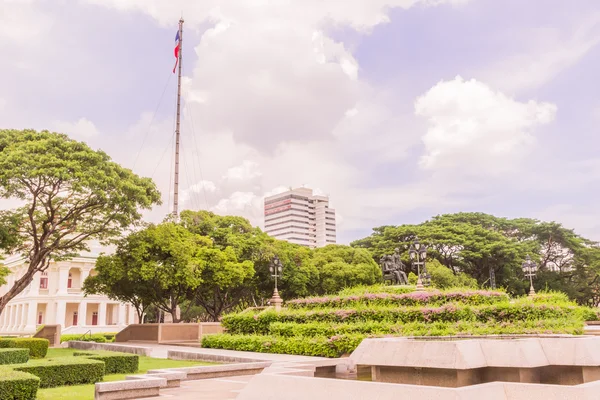 Bangkok, Thaïlande - 5 juin 2016 : Statue du Roi Chulalongkorn et du Roi Vajiravudth (Rama V et VI) devant l'Université avec fond de Faculté de génie — Photo