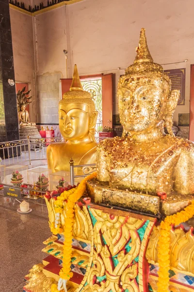 Phuket, Thailand - 12 Sept 2015: Konstiga Buddha staty på Pratong tempel eller Phra-phud templet. Det är Buddha staty visas upp från marken med halva kroppen. — Stockfoto