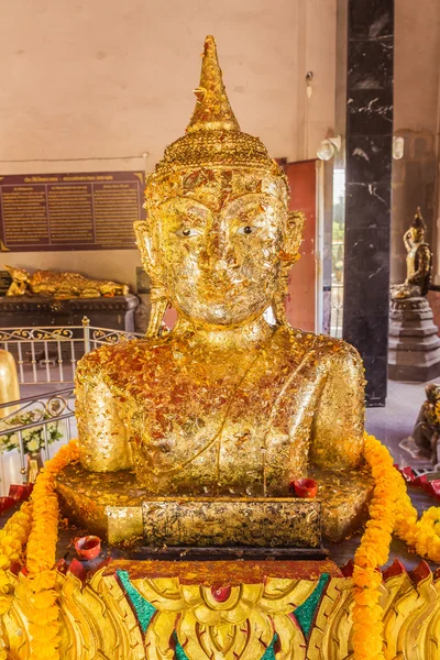 Phuket, Thailand - 12 Sept 2015: Konstiga Buddha staty på Pratong tempel eller Phra-phud templet. Det är Buddha staty visas upp från marken med halva kroppen. — Stockfoto