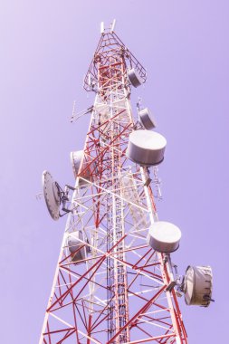 Mavi gökyüzüne karşı telekomünikasyon kulesi