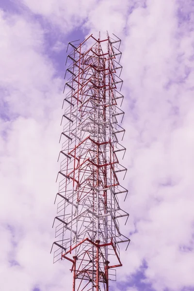 Torre de transmisión de radio o TV contra fondo azul del cielo — Foto de Stock