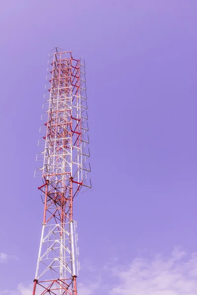 Torre de transmisión de radio o TV contra fondo azul del cielo — Foto de Stock