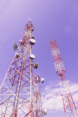 Telekomünikasyon Kulesi ve Tv yayın kule mavi gökyüzü karşı 