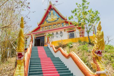 Phuket, Tayland - 25 Nisan 2016: Ana merdiven için yineleme, Phra ki içinde-Kwaen (altın Rock asılı) önde gelen Sirey temple, Phuket, Tayland.