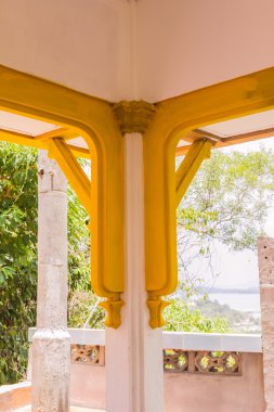 Sütun başına Sirey temple, Phuket, Tayland, Thailand, eski Birmanya veya Pzt tarzı tasarım dekorasyon.