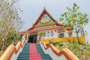 Phuket, Tayland - 25 Nisan 2016: Ana merdiven için yineleme, Phra ki içinde-Kwaen (altın Rock asılı) önde gelen Sirey temple, Phuket, Tayland.