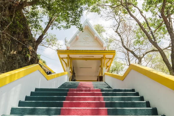 Phuket, Thailand - 25 April 2016: De belangrijkste trap leidt naar de replica van Phra dat In-Kwaen (opknoping Golden Rock) aan Sirey temple, Phuket, Thailand. — Stockfoto